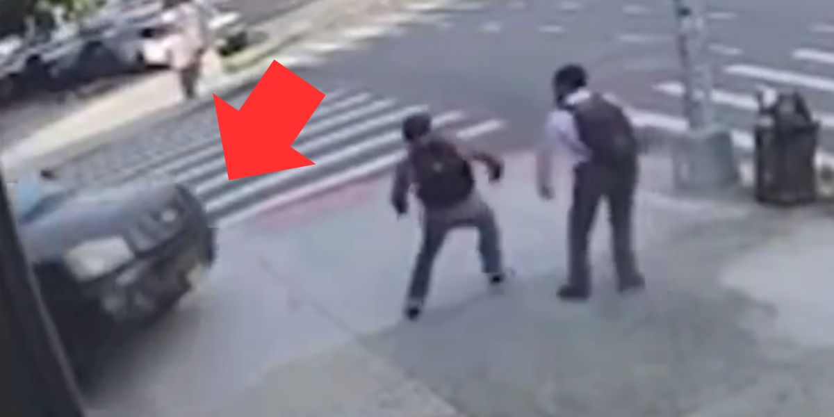 Vídeo assustador: Caminhonete atropela dois homens em Nova York