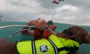 Homem e cachorro resgatados após furacão Helene destruir veleiro. Foto:X @USCGSoutheast