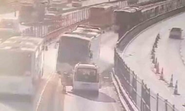 Vídeo mostra a colisão de 2 ônibus em Istambul que deixou 1 morto e 53 feridos. Foto e vídeo: X @azize_saliha