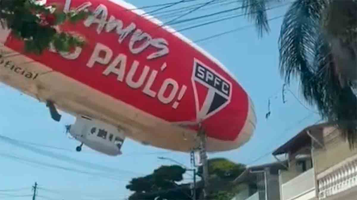 Impressive: Blimp crashes onto houses in a Brazilian city during a test! Watch now! Photos and Videos: Instagram @santoandredepressao