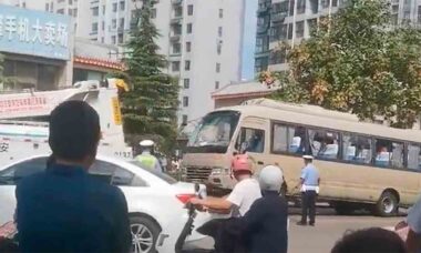 Ônibus provoca morte de 11 pessoas em escola no leste da China, diz a polícia. Foto: Reprodução/X @whyyoutouzhele