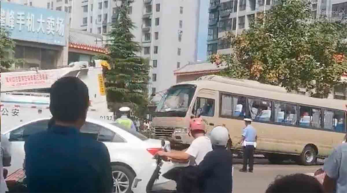 Ônibus provoca morte de 11 pessoas em escola no leste da China, diz a polícia. Foto: Reprodução/X @whyyoutouzhele