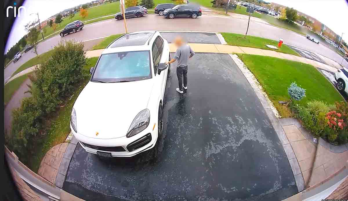 Telecamere di sicurezza registrano una donna che ruba una Porsche e investe il proprietario. Foto e video: Facebook peelregionalpolice