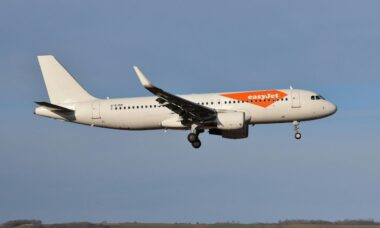 Casal é expulso de voo da easyJet após tentativa de realizar ato ousado no avião