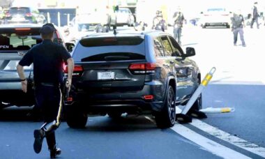 Vídeo mostra perseguição policial após motorista de "táxi fantasma" fazer reféns em Nova York