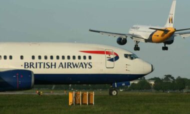 British Airways veta uniforme “transparente” após passageiros assediarem tripulação