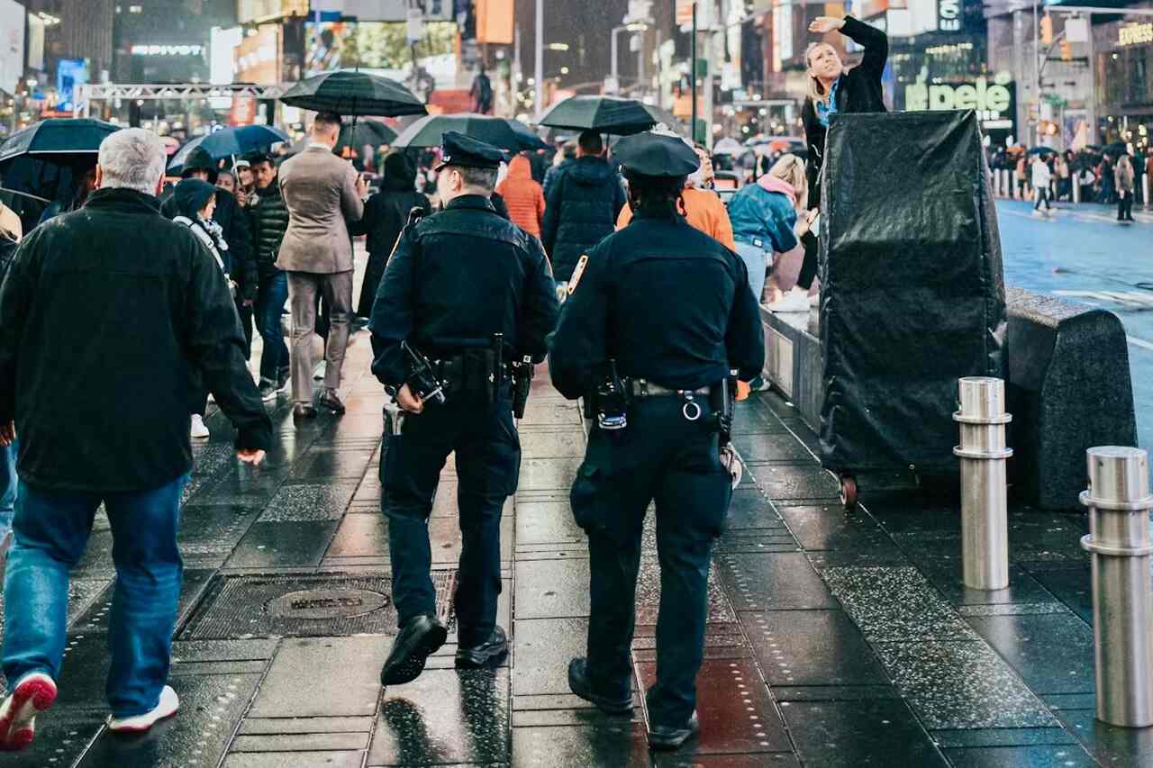 Femme vole un fauteuil roulant électrique à une personne âgée et la réaction de la police émeut les internautes