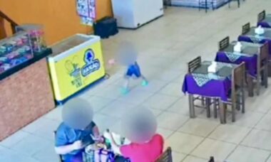 Vídeo: Menino morre atropelado na frente do pai após correr para fora de restaurante no Brasil