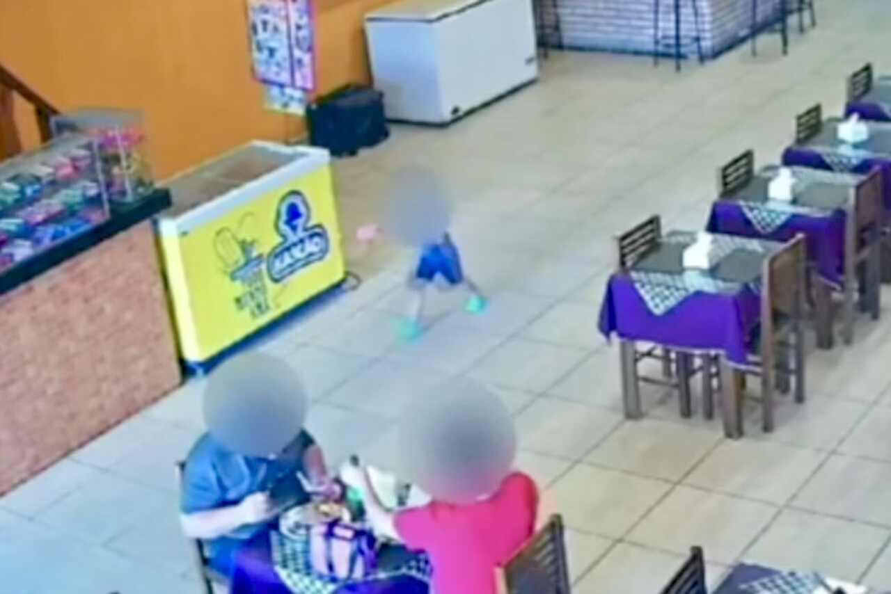 Video: Junge stirbt bei einem Überfahren vor seinem Vater, nachdem er aus einem Restaurant in Brasilien gerannt ist