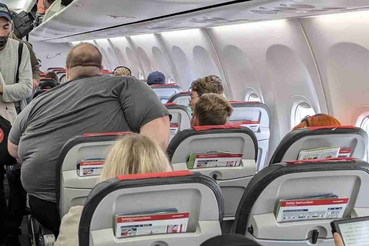 Photo d'un passager de grande taille qui suscite un débat en ligne sur la taille des sièges d'avion