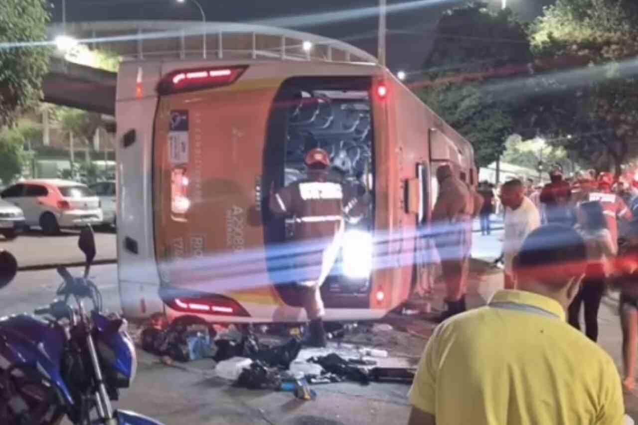 Ônibus deixa 26 pessoas feridas após tombar em viaduto no Brasil