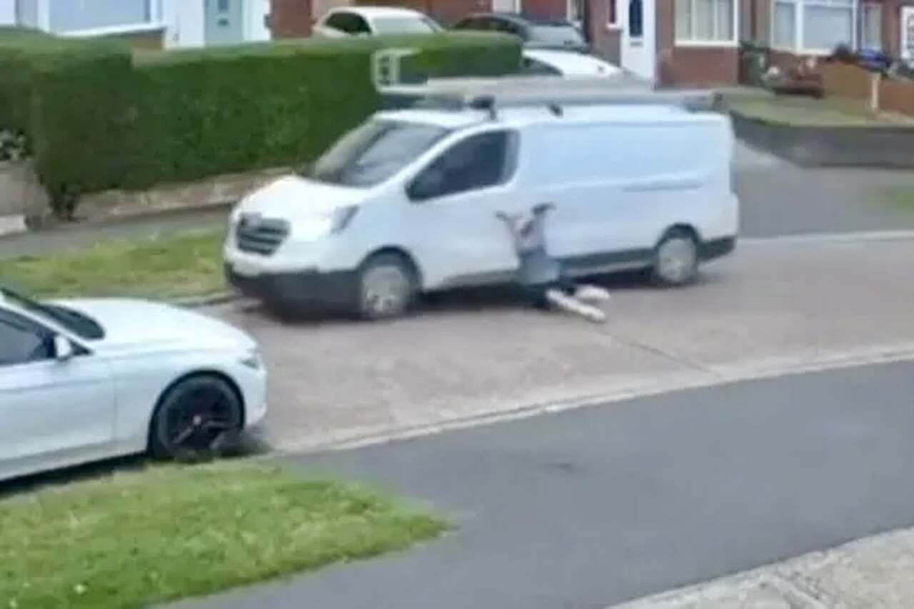 Vídeo: Homem é arrastado pela rua após tentar impedir que ladrões levem sua van