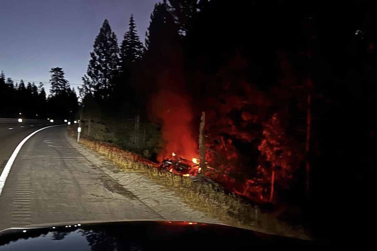 Strażacy używają ponad 180 litrów wody, aby ugasić pożar po wypadku z Tesla w Kalifornii