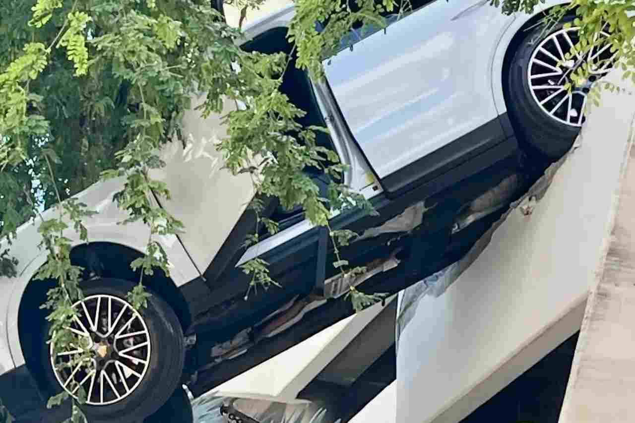 Conductrice de Porsche secourue après avoir été suspendue au bord du troisième étage d'un parking