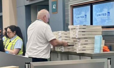 Piloto emociona passageiros após distribuir pizza no aeroporto por conta de atraso no voo