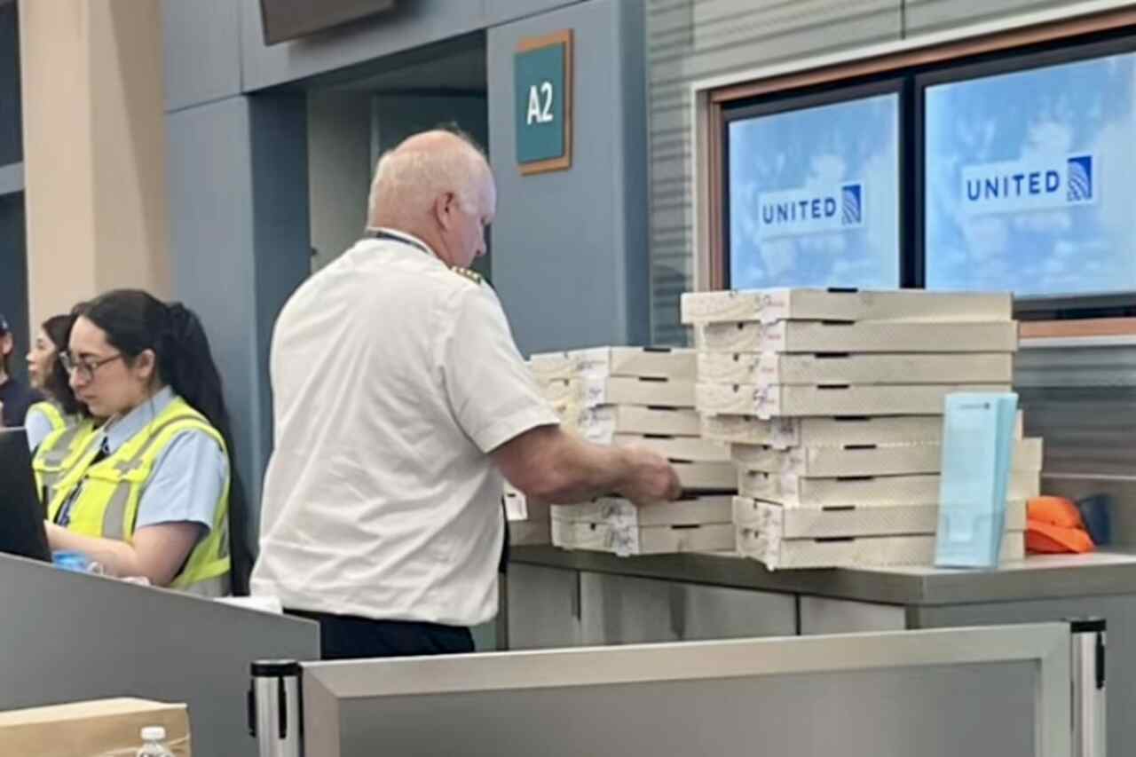 Il pilota emoziona i passeggeri dopo aver distribuito pizza all'aeroporto a causa di un ritardo del volo