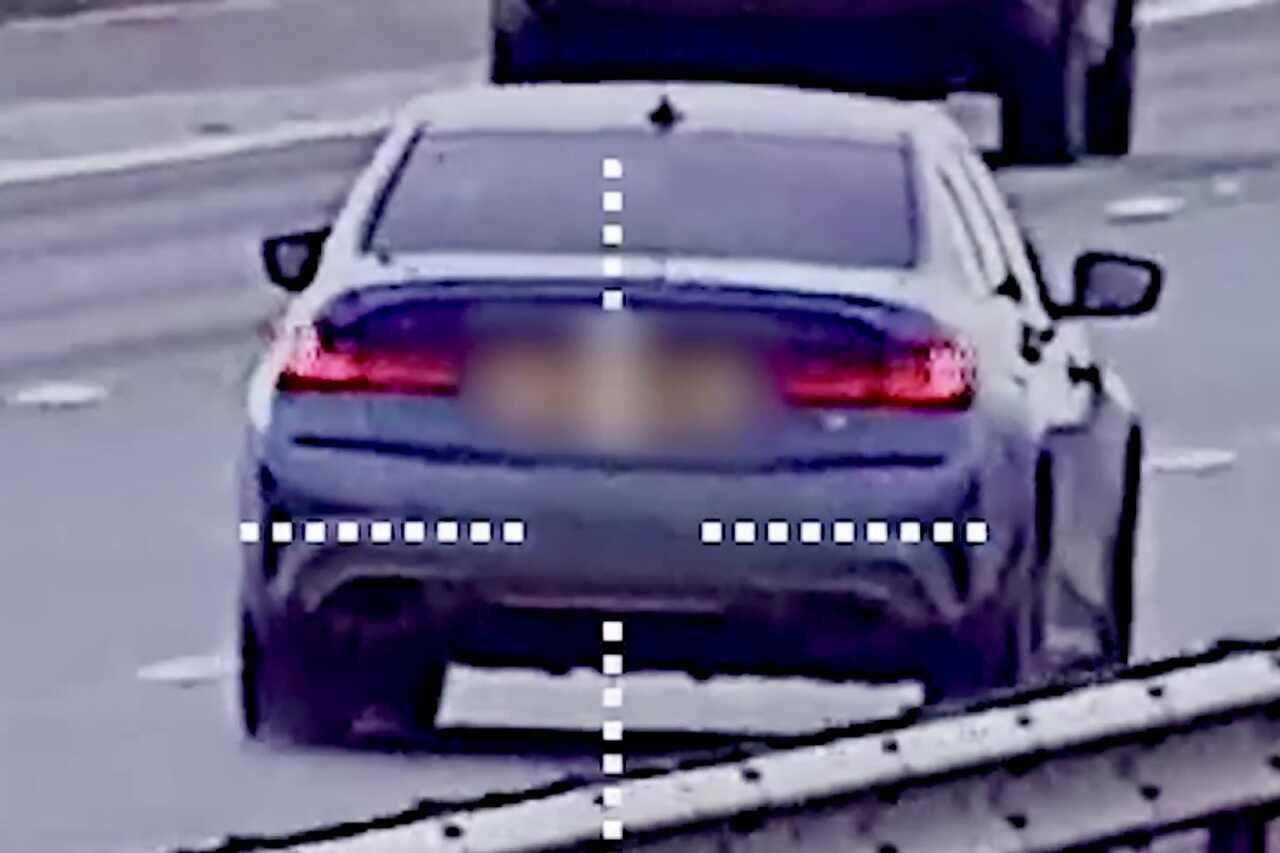 Video: Chauffeur verzint een smoesje nadat hij is betrapt met 225 km/u