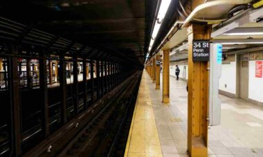 Casal causa acidente inusitado após invadir metrô de Nova York para dirigir trem vazio