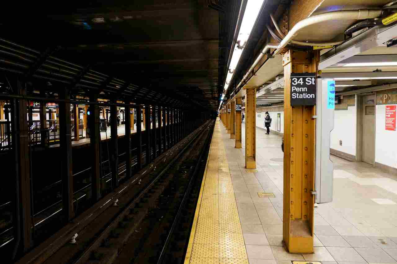 Paar verursacht kuriosen Unfall, nachdem es in die New Yorker U-Bahn eingedrungen ist, um einen leeren Zug zu fahren