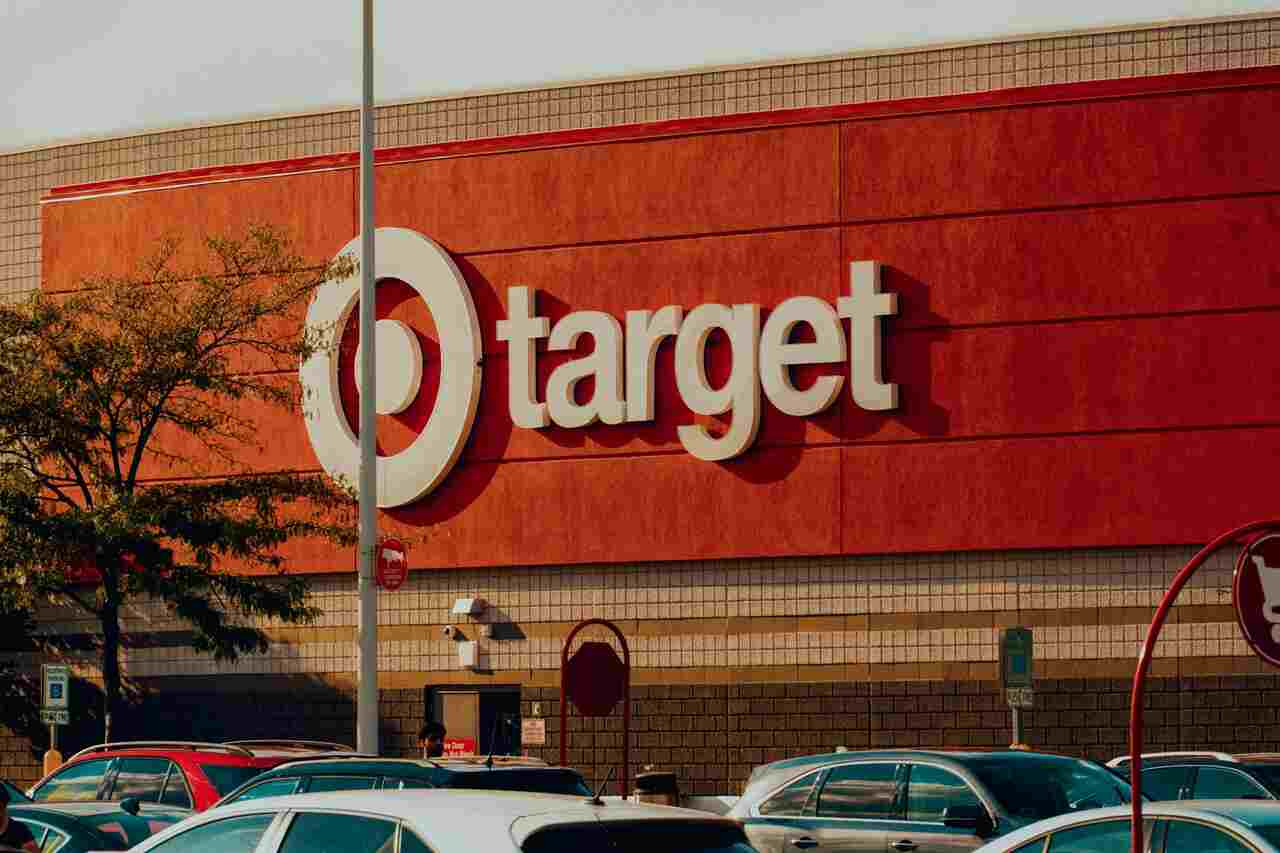 Vidéo : Une fille de 8 ans prend le SUV de sa mère pour conduire jusqu'à un magasin Target