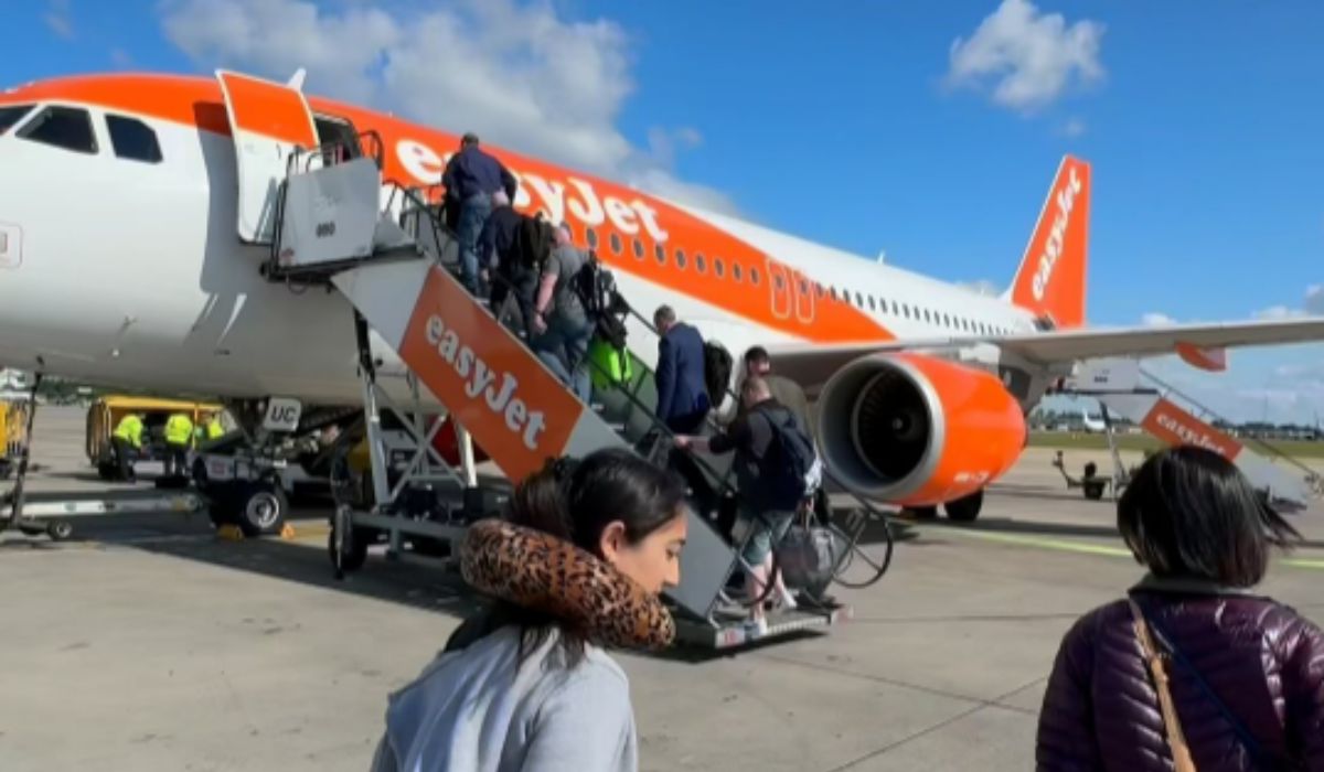 Casal é cobrado em mais de US$ 125 pela easyJet para viajar com suas malas pequenas