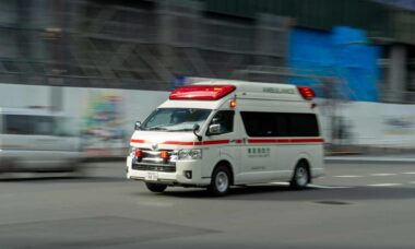 Paciente rouba ambulância e inicia perseguição policial de 30 minutos em Nova York