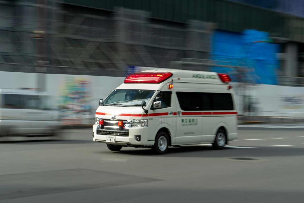 Paciente rouba ambulância e inicia perseguição policial de 30 minutos em Nova York