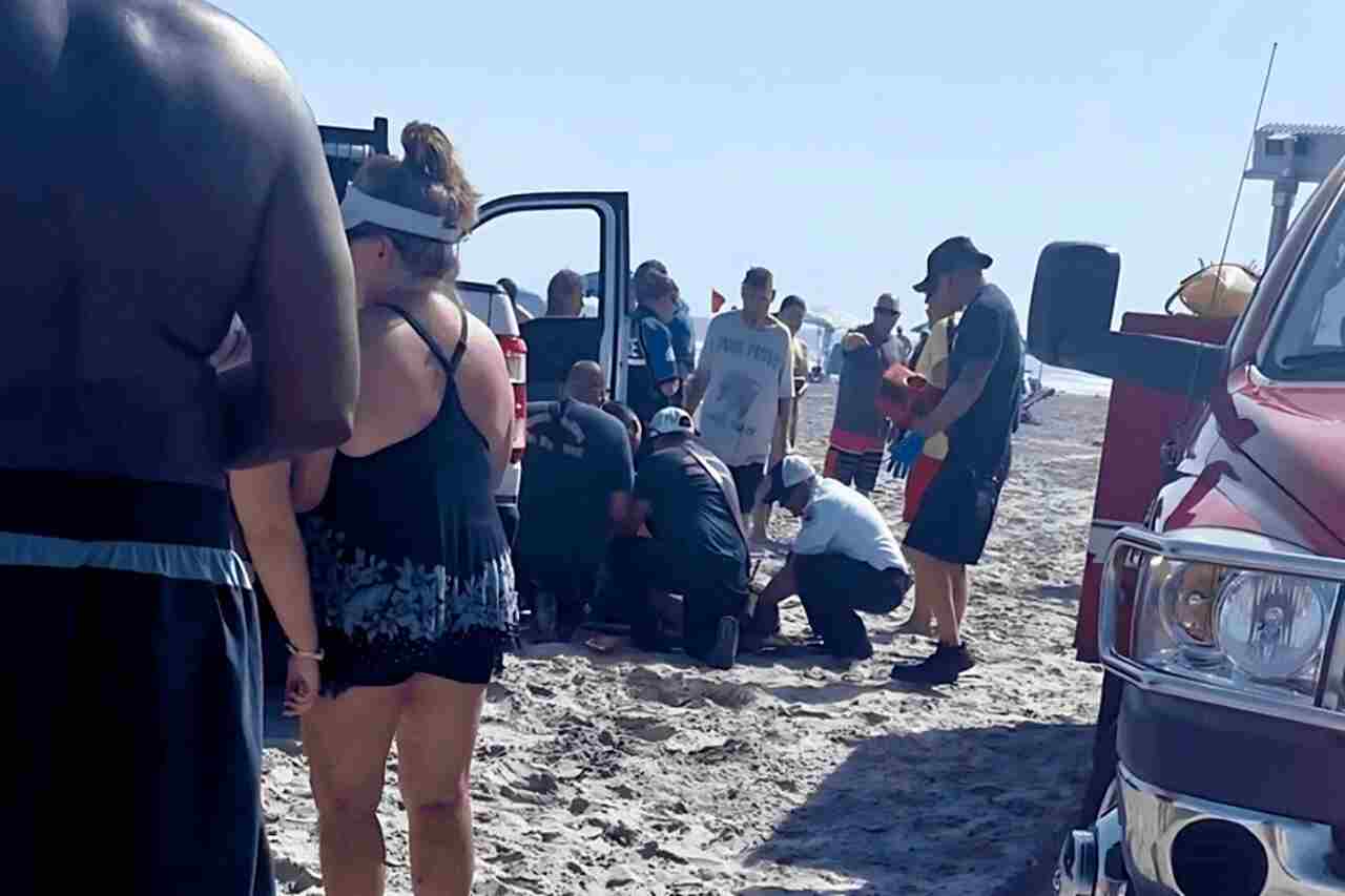 Mulher é atropelada por viatura policial enquanto tomava sol em praia de Nova Jersey