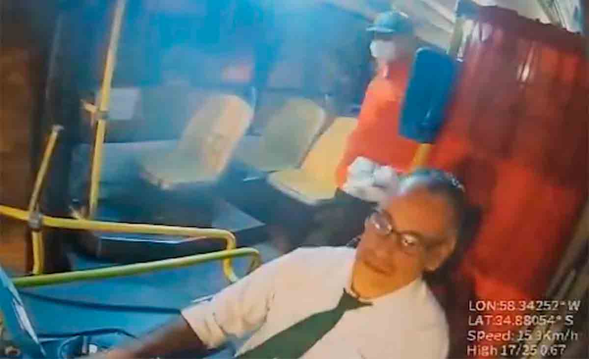 Un chauffeur de bus assassiné après la révélation d'une liaison secrète – Regardez la vidéo !. Photo et vidéo : X @AugustoTelias