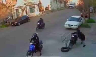 Vídeo desesperador mostra homem pulando de varanda para impedir roubo de moto na Argentina. Foto: X @LPNoticias24