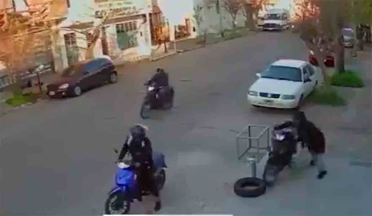 Vídeo desesperador mostra homem pulando de varanda para impedir roubo de moto na Argentina. Foto: X @LPNoticias24