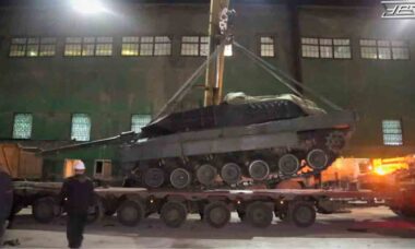 Russos dissecam tanque Leopard 2A6 capturado na Ucrânia. Telegram @uvznews