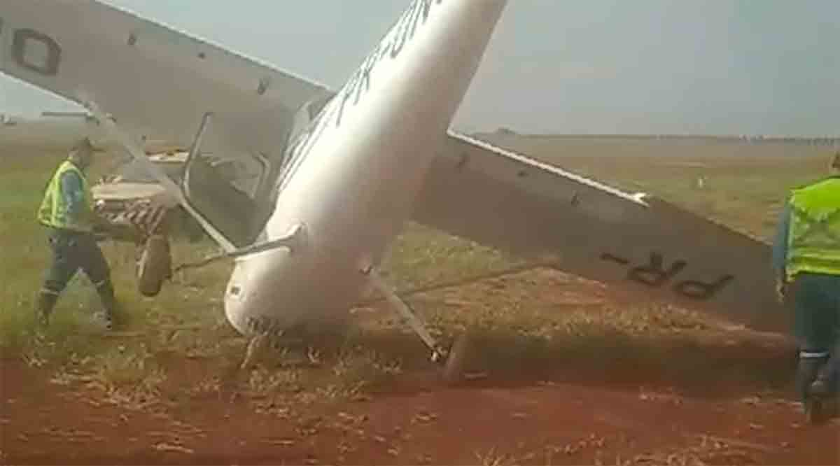 Vídeo: Avião tomba após rajada de vento em aeroporto no Sul do Brasil