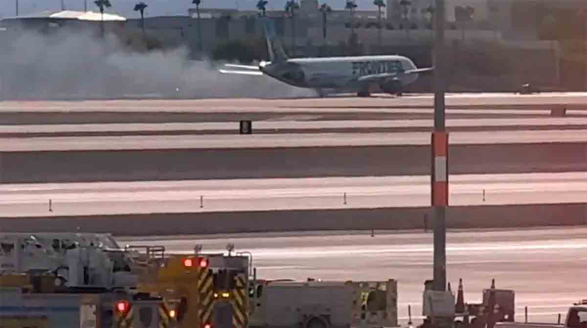 Un avion de Frontier Airlines prend feu lors de l'atterrissage à l'aéroport international de Las Vegas. Photo : X @aviationbrk