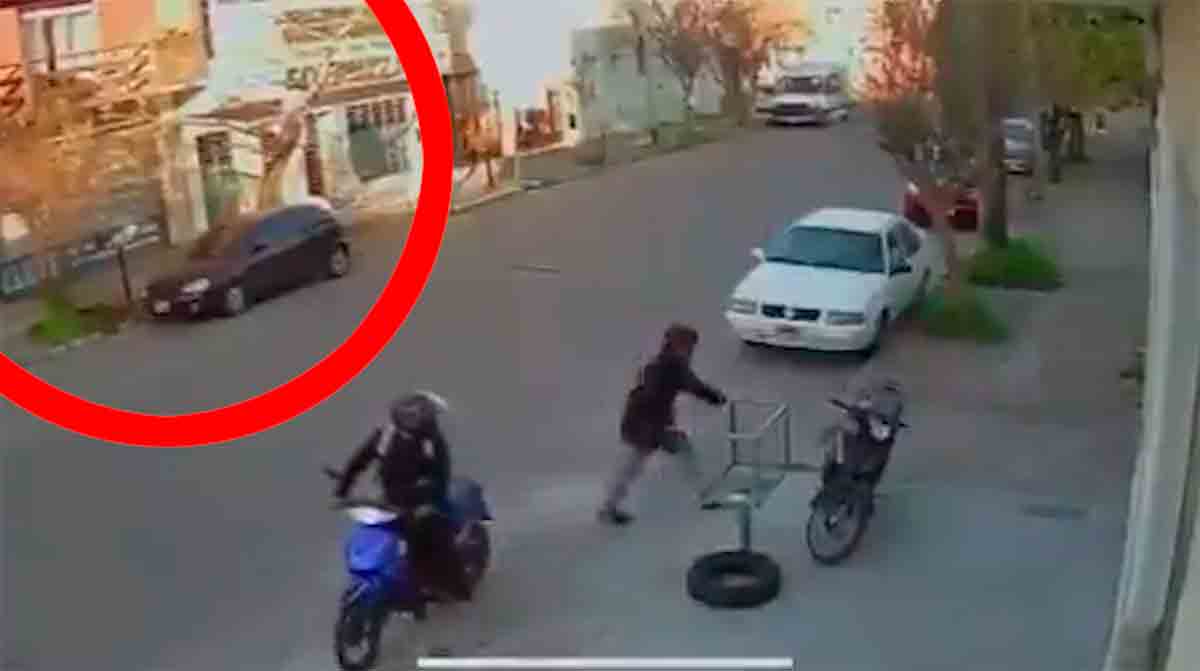 Video disperato mostra un uomo che salta dal balcone per impedire il furto di una moto in Argentina. Foto: X @LPNoticias24