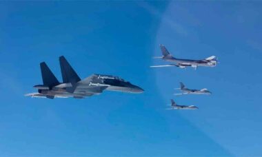 Caça chinês J-16 escolta bombardeiros russos e chineses durante patrulha conjunta no Mar do Japão. Foto: x @globaltimesnews