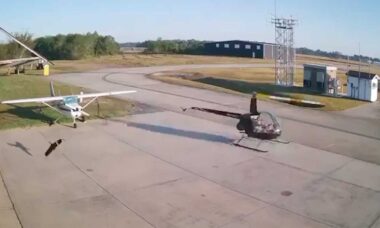 Câmera de segurança capta momento em que helicóptero colide com aeronave em aeroporto nos EUA. Foto: X @aviationbrk