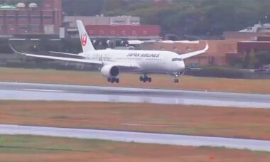 Imponujące wideo: Airbus A350 linii Japan Airlines wykonuje manewr go-around w Osace. Zdjęcie: Telegram @AviaCT