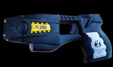 Taser X26 usado pelas forças policiais nos EUA. Foto: Wikimedia