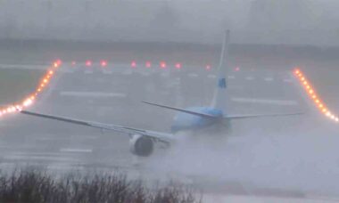 Boeing 737 da KLM decola durante a tempestade Darragh. Foto e Vídeo: youtube @JonathanWinton123