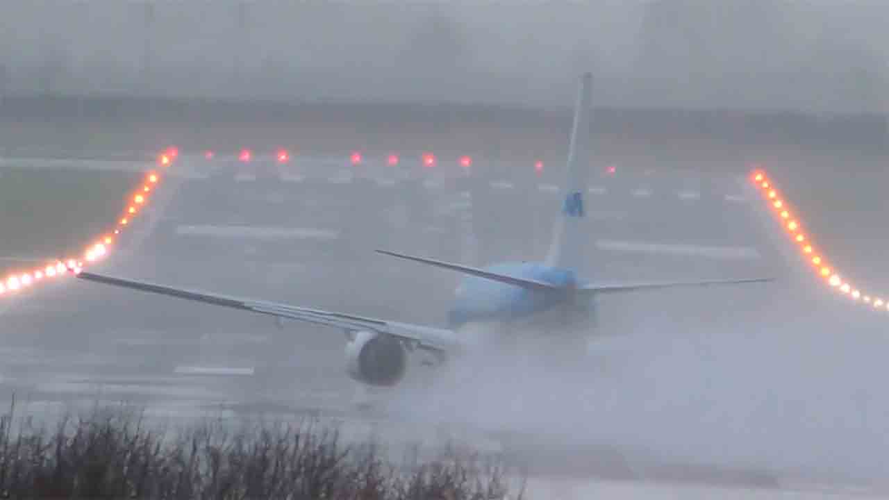 KLM Boeing 737 takes off during Storm Darragh. Photo and Video: YouTube @JonathanWinton123