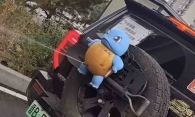 Vídeo: "Pokémon antibuzina" viraliza ao cuspir água em motoristas impacientes