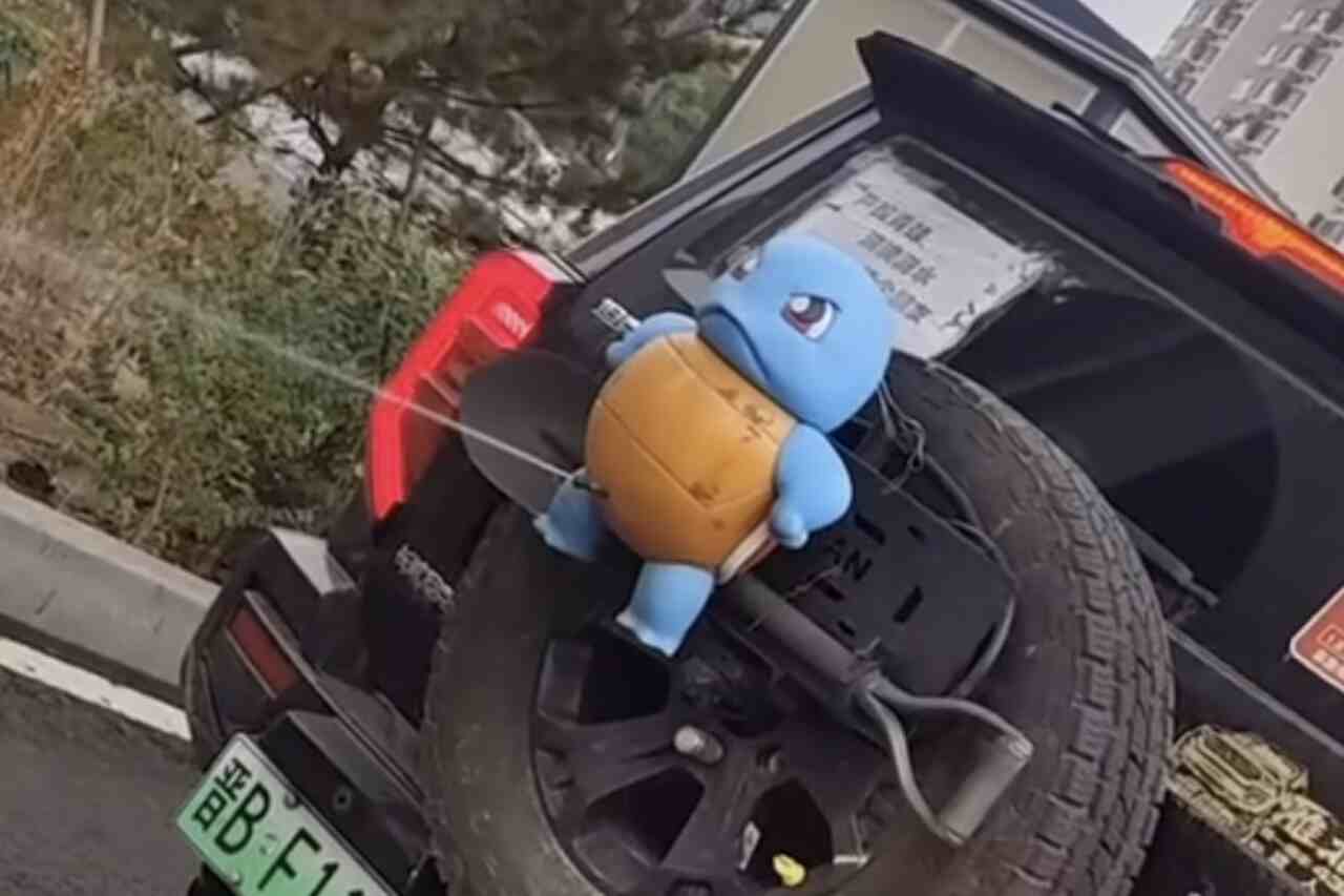 Vídeo: "Pokémon antibuzina" viraliza ao cuspir água em motoristas impacientes