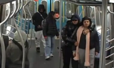 Polícia de Nova York busca grupo de jovens assaltantes no metrô da cidade