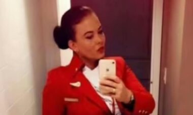 Comissária alerta contra a trend de colocar bebês para dormir no chão do avião
