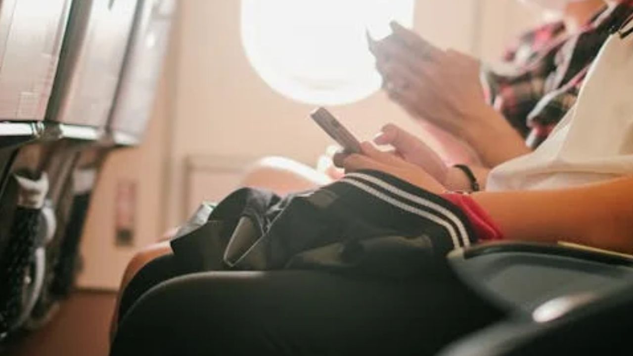 Une médecin met en garde contre les risques de croiser les jambes dans un avion