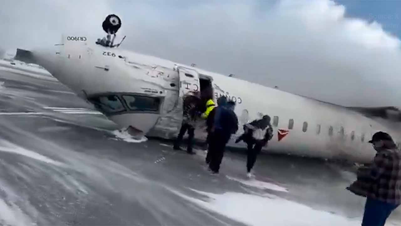 Vídeo: Avião da Delta Airlines capota após pouso forçado no Canadá, mas ninguém morre. Foto: X @sentdefender