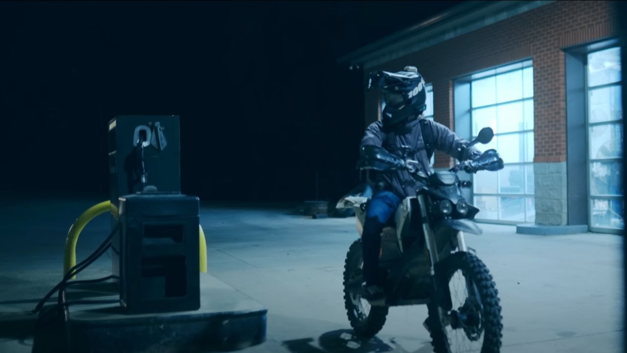 Motorrijder past elektrische offroadmotor aan om in totale duisternis te rijden in een indrukwekkende video