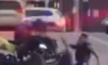 Piloto de quadriciclo acerta policial com manobra durante perseguição insana