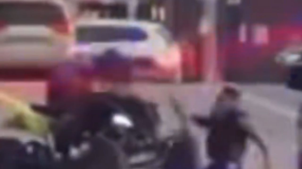 Piloto de quadriciclo acerta policial com manobra durante perseguição insana